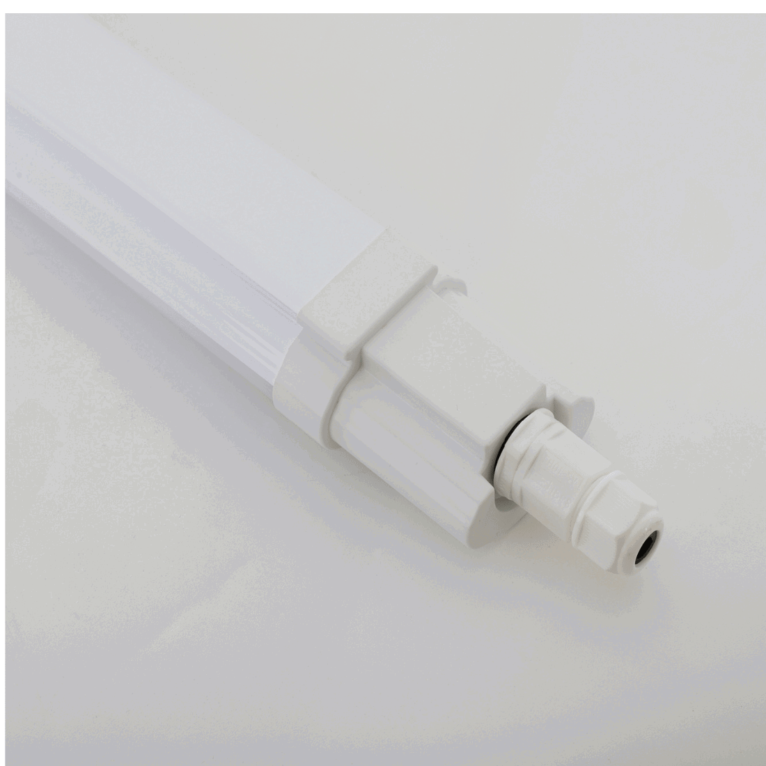 Nærbillede af LED armatur med tæt forseglet stik til IP65 beskyttelse.