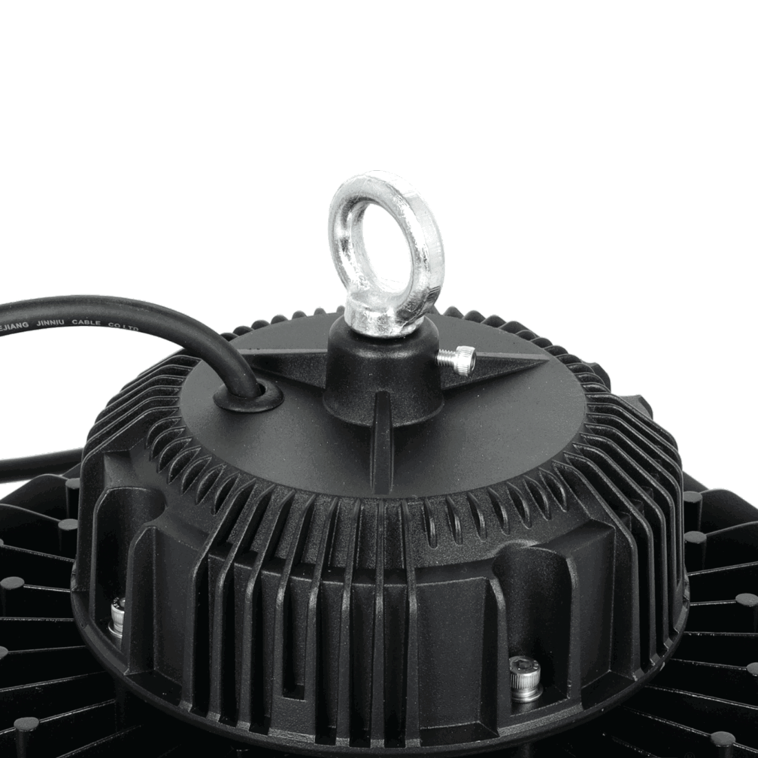Nærbillede af LED industrilampe RIO PRO 200W med sort ribbet aluminiumskonstruktion. Lampen er udstyret med metal-ophængsøje og fastmonteret kabel til industriel montering.