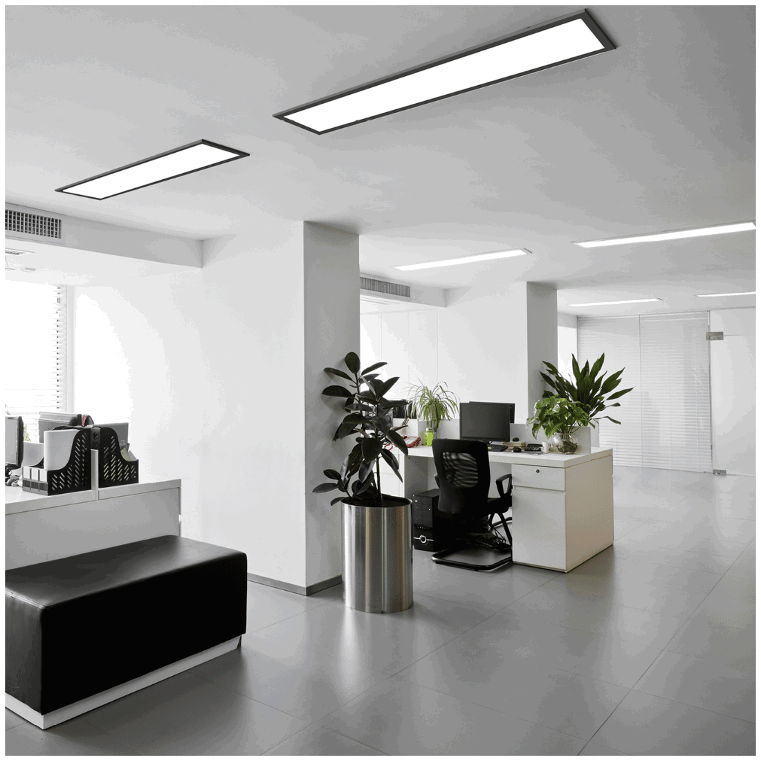 Modernt kontorsrum belyst av rektangulära LED Panel 30x120 i taket, som sprider jämnt neutralvitt ljus.