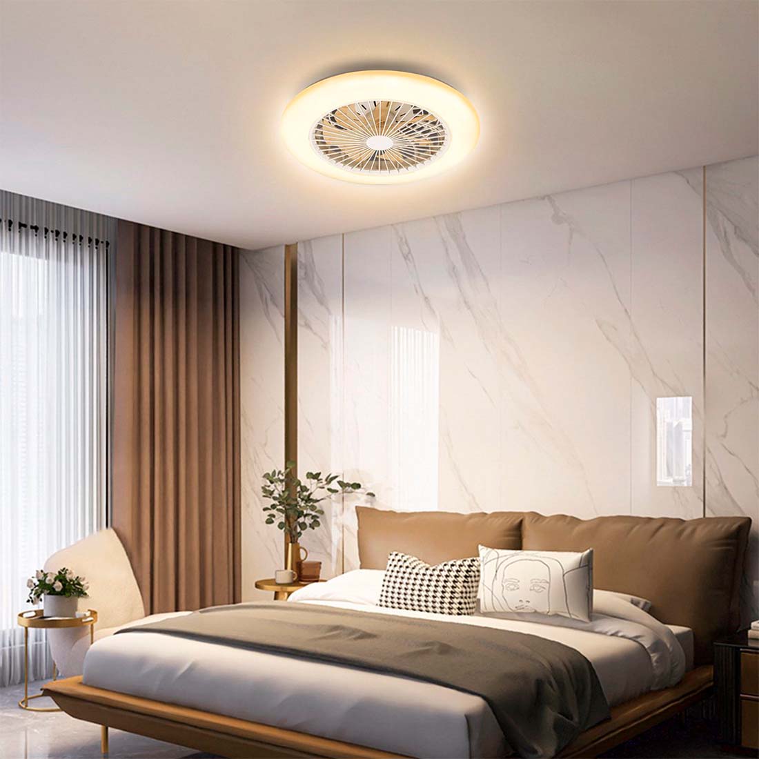 Takfläkt med ljus installerad i sovrum med varmvit belysning.