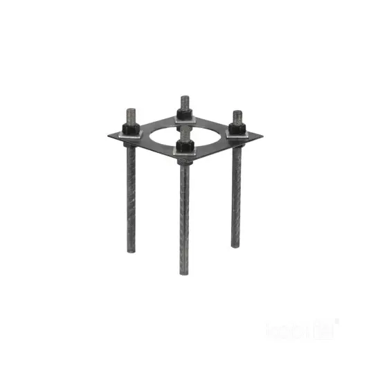 Robust förankringsset i metall med fyra bultar för stabil montering av stolpfot till LED lampor.