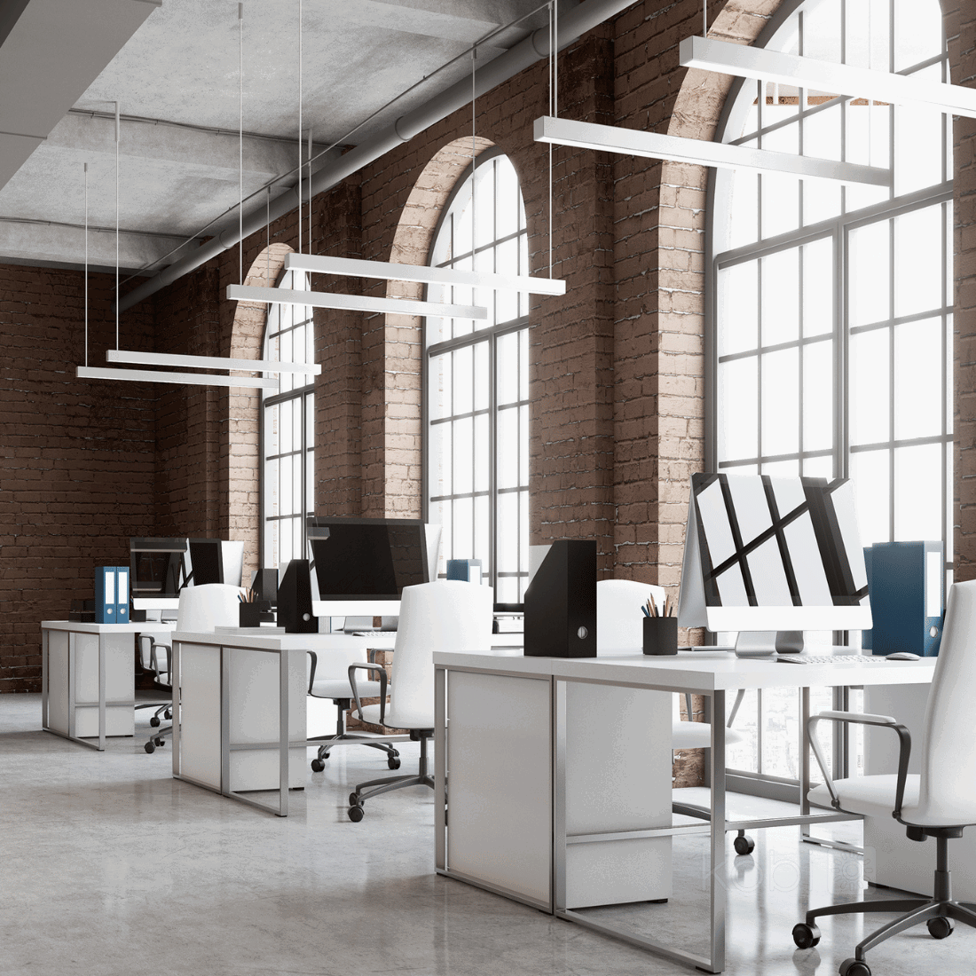 Kontor Loftlampe i bruk med vita slanka pendlar över skrivbord i ett ljust kontor med stora fönster. 120 cm, 40 W, 4 800 lm och 4 000 K.