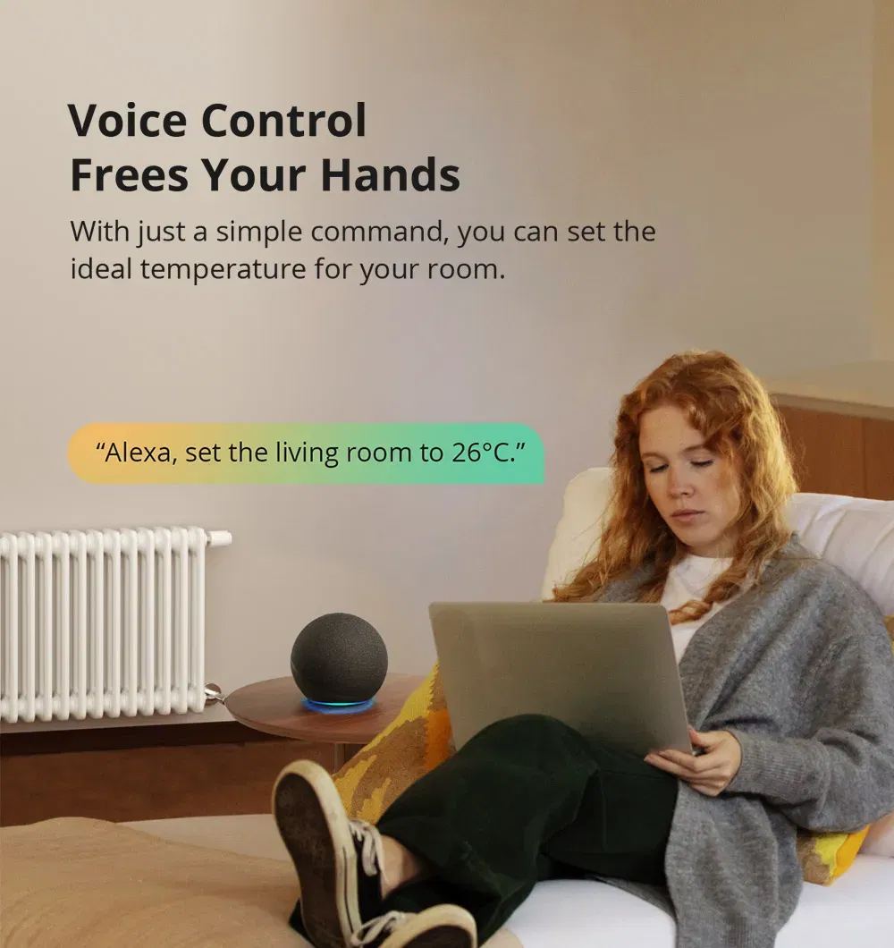 Kvinde sidder i stue og styrer Sonoff radiatortermostat med Alexa stemmekontrol, mens en radiator er synlig i baggrunden.