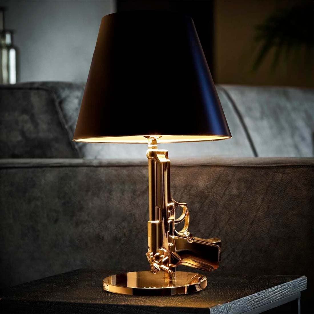 Se Skrivebordslampe - Guldfarvet - Gun Lampe - Bordlampe - 42cm - E27 hos PlusLED.dk
