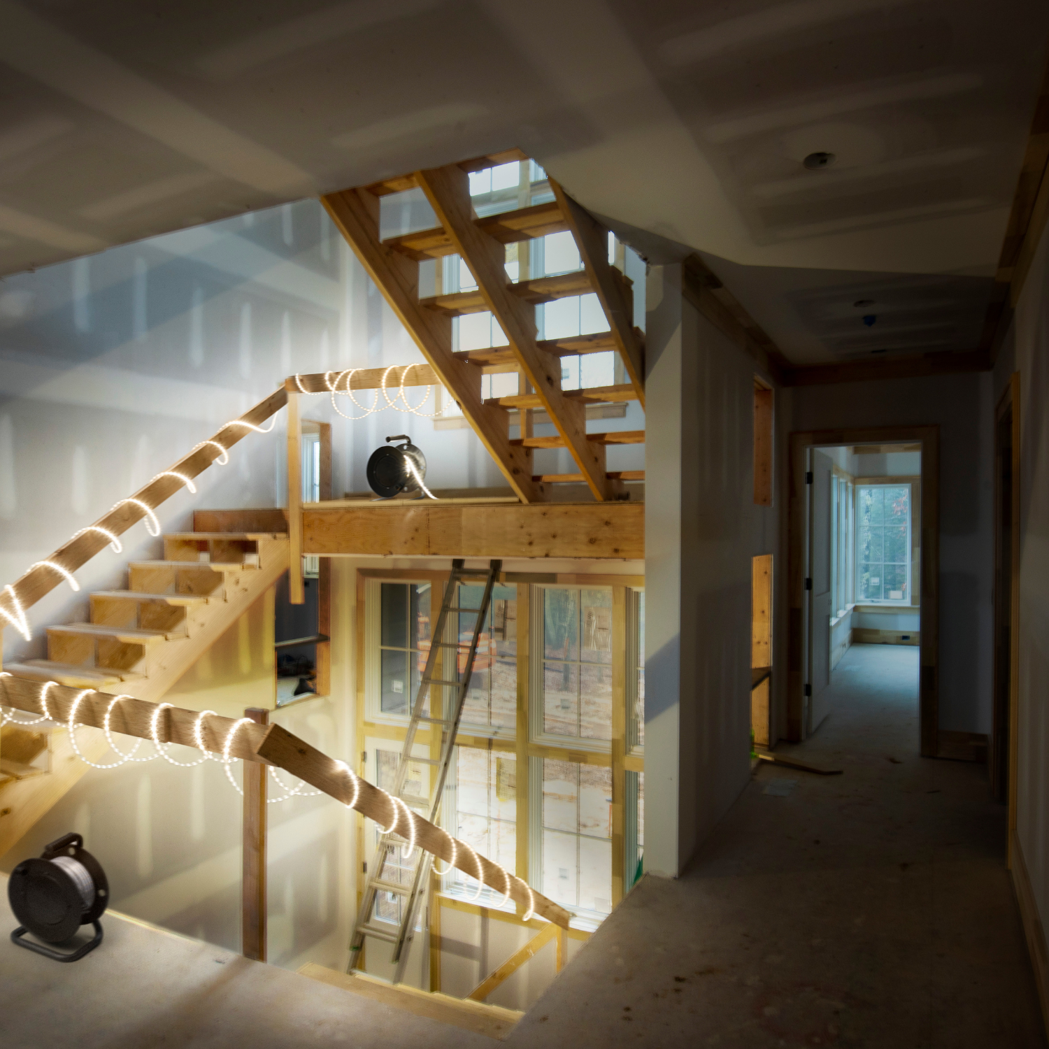 LED ljusband installerat längs trappa och väggar i en rå byggnadskonstruktion, som ger stark och jämn belysning.