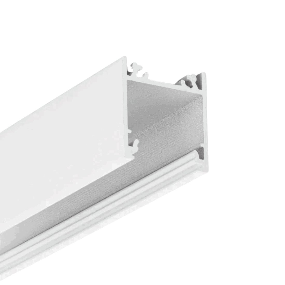 Nærbillede af hvid aluprofil med høj kant, designet til LED strips op til 21 mm.