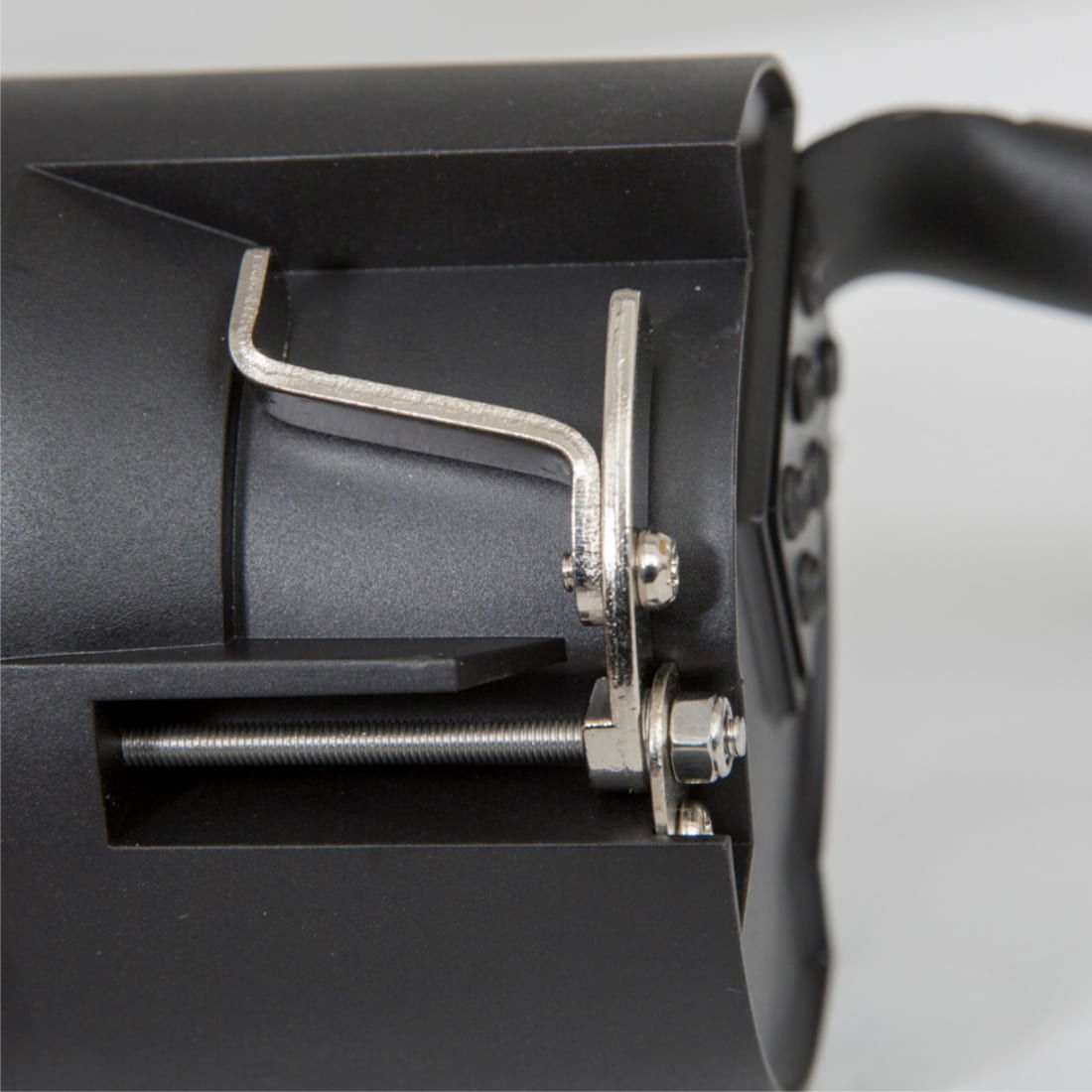 Närbild av fjäderklämmor på infälld spot i svart hölje.