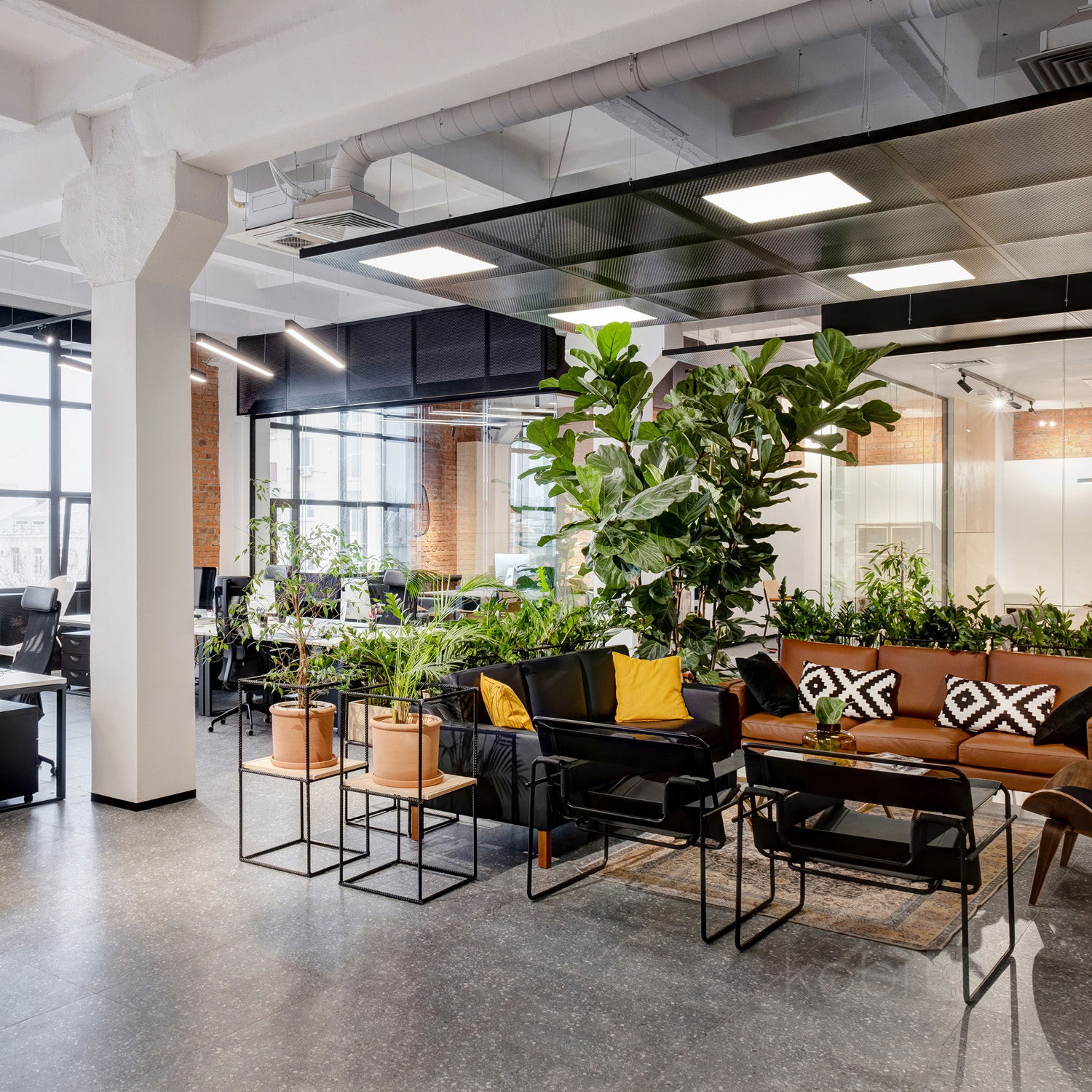 Modern kontorsmiljö med takintegrerade LED Paneler 60x60 med svart kant som ger jämn belysning. Panelen på 40W och 4000K bidrar till en ljus och behaglig arbetsmiljö.