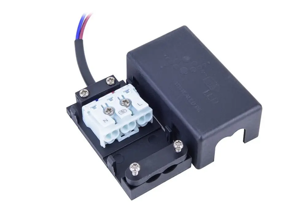 Lille sort tilslutningsboks med 3-ledet klemmerække i hvid plast, velegnet til kompakte installationer bag armaturer.