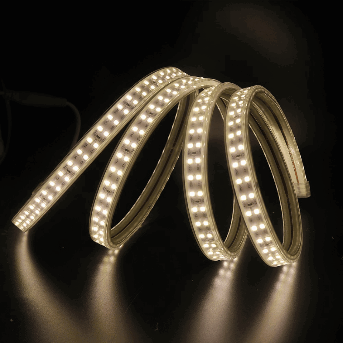 Tänd LED-strip böjd i flera former, vilket framhäver flexibel och jämn ljusspridning.