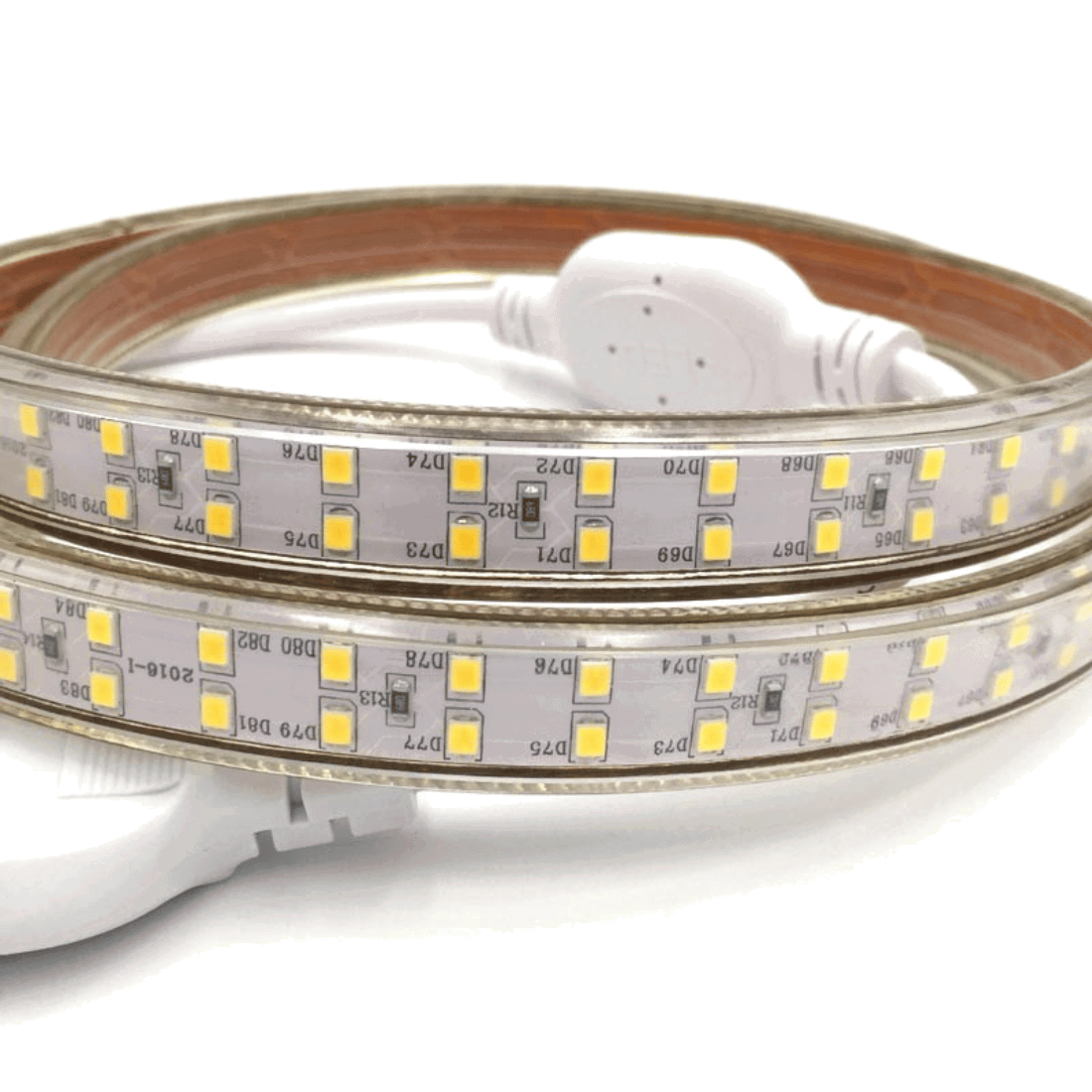 Närbild av LED-strip där lysdioderna tydligt syns längs bandet för effektiv belysning.