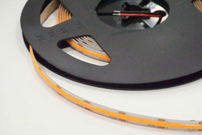 5m Oranges LED Strip IP20 – 30 LEDs/m, Selbstklebend, Mit Netzteil Und Hohlstecker-Buchse