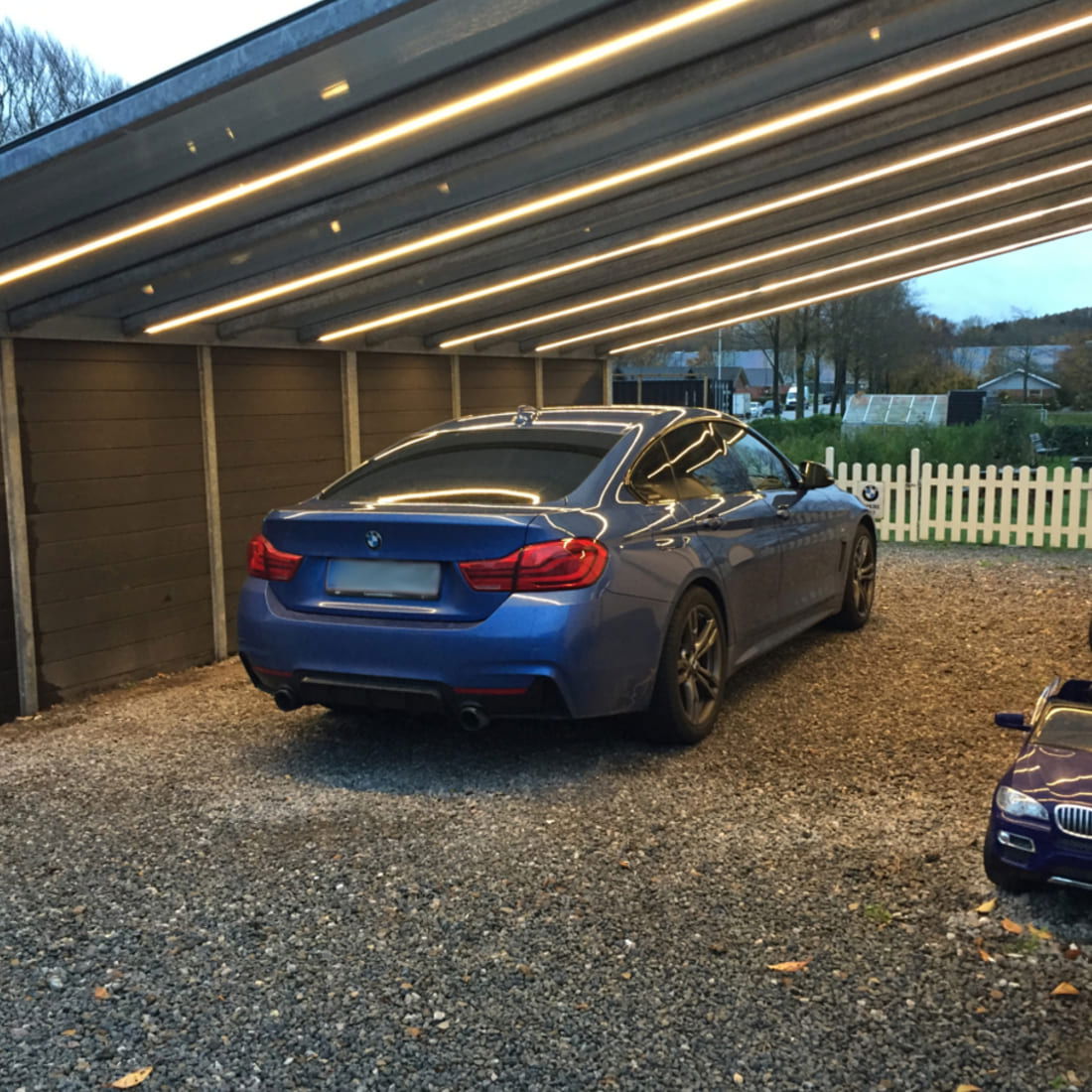 Glorie IP67 230V LED strip i varm-hvid 3000K monteret under carporttag med blå bil parkeret under.