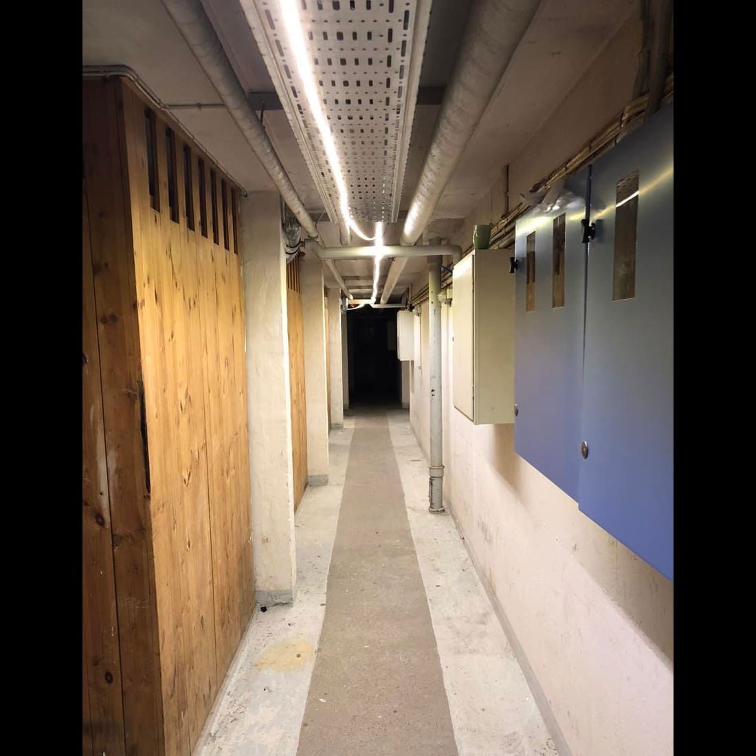 Glorie IP67 230V LED strip i neutral-hvid 4000K monteret i loftsgang med tekniske installationer.